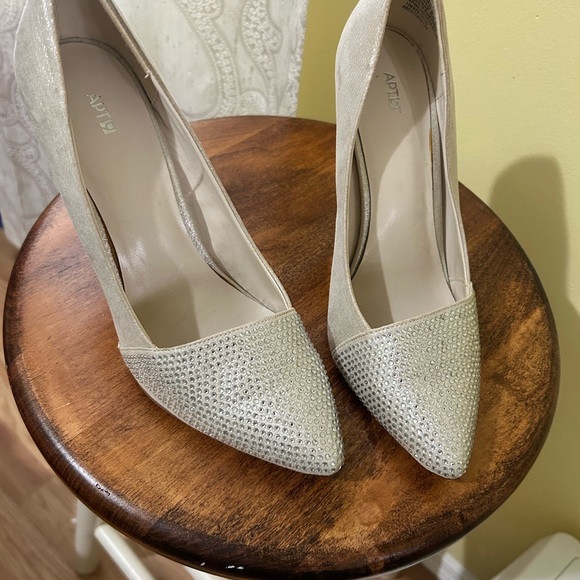 Brand new Women’s rhinestone pumps - Picture 3 of 7